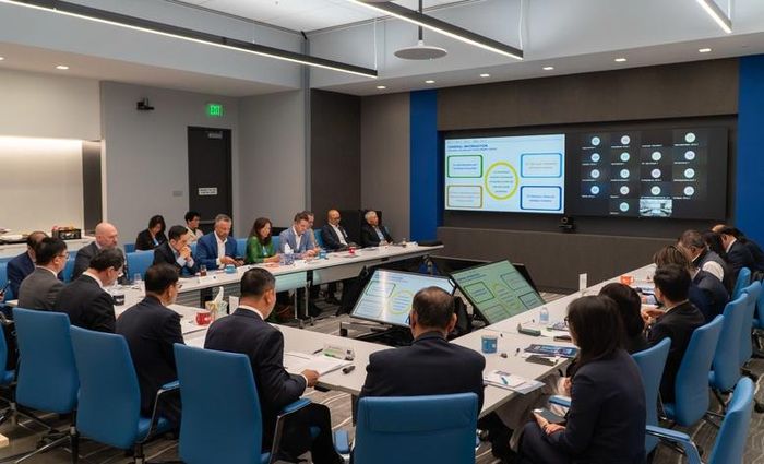 Phó Chủ tịch UBND TPHCM Nguyễn Công Vinh trao đổi với các doanh nghiệp tại Chương trình "Bàn tròn giữa Chính quyền TPHCM và cộng đồng doanh nghiệp Hoa Kỳ"