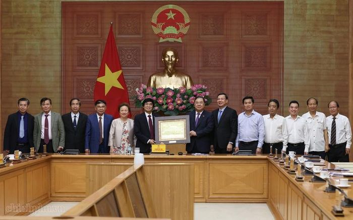 Phó Thủ tướng Thường trực trao quà lưu niệm tặng Hội Quy hoạch Phát triển Đô thị Việt Nam - Ảnh: VGP/Phương Nguyên