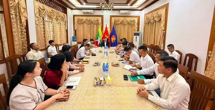 Quang cảnh buổi làm việc giữa Đại sứ Nguyễn Anh Đức cùng đại diện cộng đồng doanh nghiệp Việt Nam tại Myanmar. (Ảnh: Đại sứ quán Việt Nam tại Myanmar cung cấp)