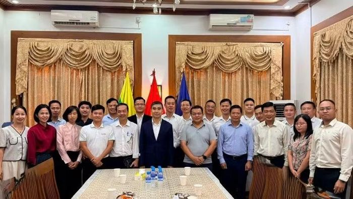 Đại sứ Nguyễn Anh Đức chụp ảnh kỷ niệm cùng đại diện cộng đồng doanh nghiệp Việt Nam. (Ảnh: Đại sứ quán Việt Nam tại Myanmar cung cấp)