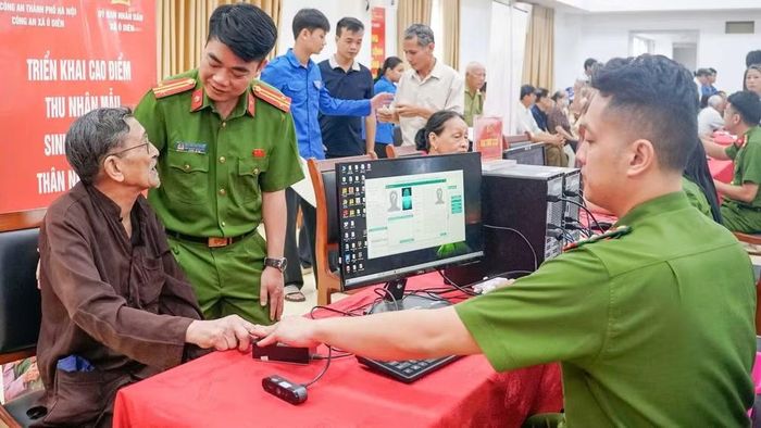Triển khai lấy mẫu sinh phẩm ADN cho thân nhân liệt sĩ chưa xác định được thông tin tại 126 xã, phường Thủ đô. (Ảnh: NGỌC BÍCH)