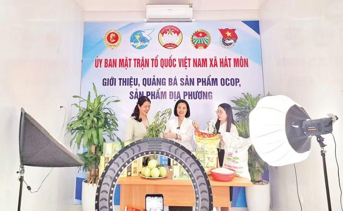 Ủy ban Mặt trận Tổ quốc Việt Nam xã Hát Môn (Hà Nội) ứng dụng công nghệ số trong quảng bá, giới thiệu sản phẩm địa phương. (Ảnh MẠNH XUÂN)