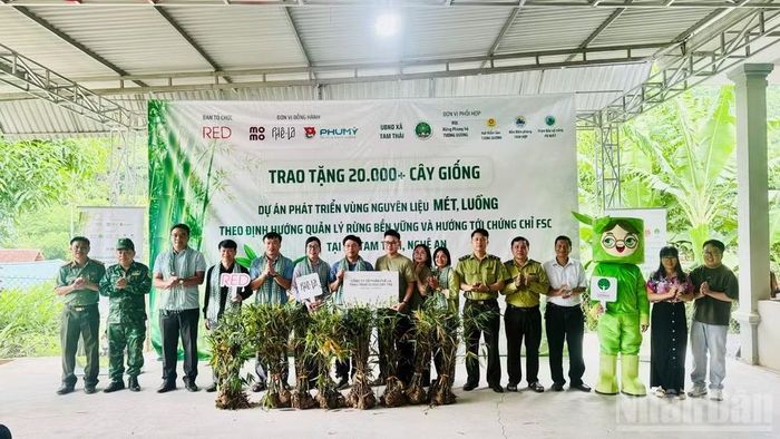 Đại diện địa phương tại lễ bàn giao, đón nhận cây giống từ các đơn vị tài trợ.