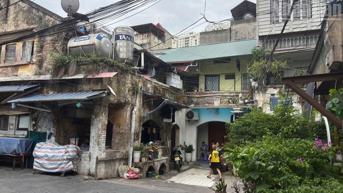 Nhiều căn hộ được cơi nới, xây dựng thêm tầng để đáp ứng nhu cầu sinh hoạt, làm thay đổi kết cấu ban đầu, trong khi hệ thống hạ tầng kỹ thuật, phòng cháy chữa cháy, cấp thoát nước và giao thông nội bộ đều không còn đáp ứng yêu cầu thực tế.