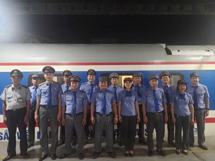 Thành viên tổ tàu SE2.
