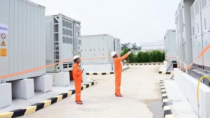 Cán bộ thực hiện kiểm tra hệ thống BESS tại trạm biến áp 110kV Bắc Thăng Long.