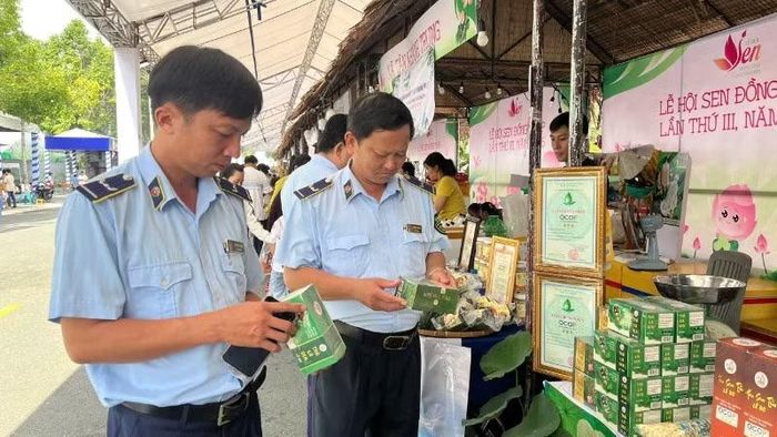Lực lượng quản lý thị trường tỉnh Đồng Tháp tăng cường khảo sát, kiểm tra hàng hóa trưng bày, giới thiệu sản phẩm tại các lễ hội trên địa bàn.