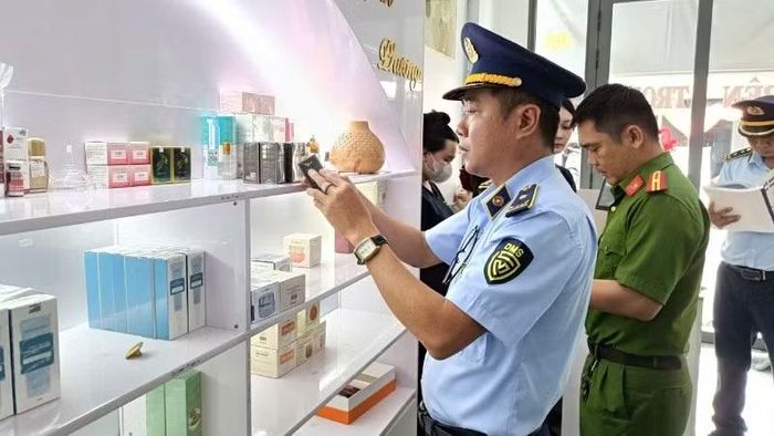 Lực lượng Quản lý thị trường tỉnh Cà Mau phối hợp các lực lượng chức năng kiểm tra một cơ sở kinh doanh mỹ phẩm không rõ nguồn gốc, xuất xứ trên địa bàn.