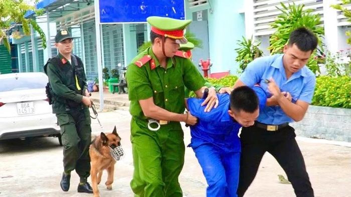 Các lực lượng phối hợp ngăn chặn, khống chế các đối tượng kích động gây rối và tổ chức đánh chặn học viên bỏ trốn.