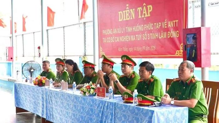 Đại biểu và lãnh đạo các đơn vị nghiệp vụ theo dõi, giám sát chương trình diễn tập.