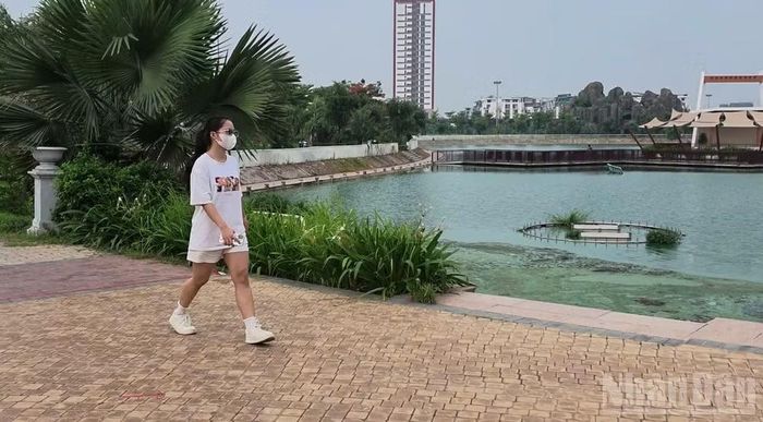 Hồ điều hòa Ngọc Thụy là điểm đến quen thuộc của người dân phường Bồ Đề rèn luyện sức khỏe.