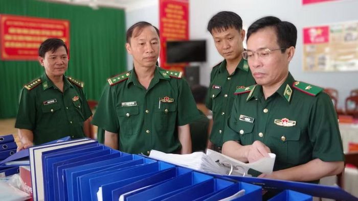 Thiếu tướng Vũ Quốc Ân kiểm tra hồ sơ, văn bản và đánh giá cao công tác lưu trữ kỹ càng, khoa học của Đồn Biên phòng cửa khẩu Chàng Riệc.