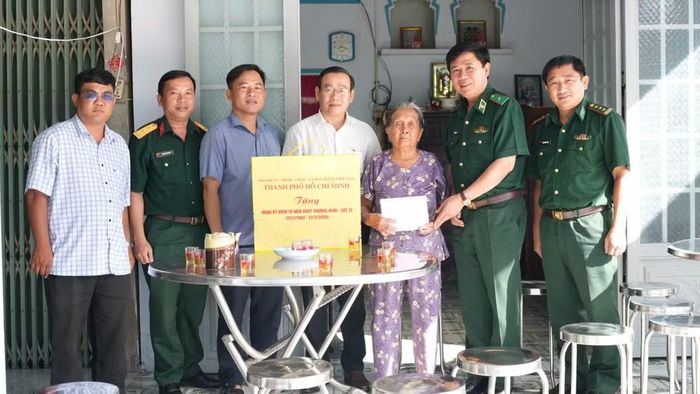 Thiếu tướng Trần Thanh Đức thăm, tặng quà bà Lê Thị Mép, thương binh hạng 2/4, tại xã Thái Mỹ. (Ảnh: Quang Tiến)
