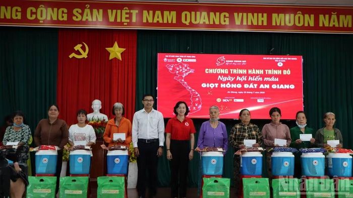 Tặng quà cho các hộ nghèo ở xã An Châu.