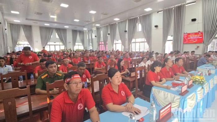 Các đại biểu tham gia lễ khai mạc.