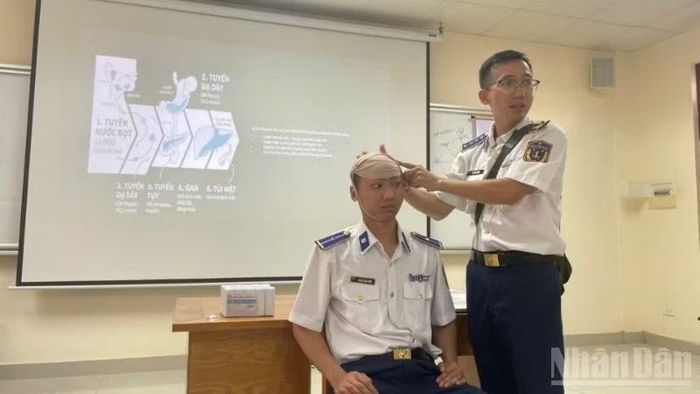 Huấn luyện kỹ thuật băng bó, cấp cứu cho học viên lớp tập huấn chiến sĩ cứu thương năm 2026.