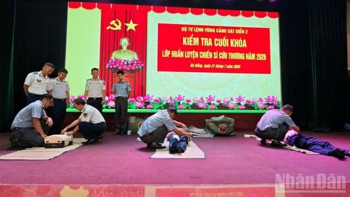 Kiểm tra cuối khóa các học viên lớp tập huấn chiến sĩ cứu thương năm 2026.
