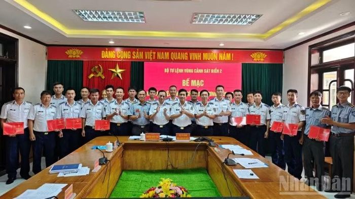 Trao giấy chứng nhận hoàn thành khóa học cho các học viên lớp tập huấn chiến sĩ cứu thương năm 2026.