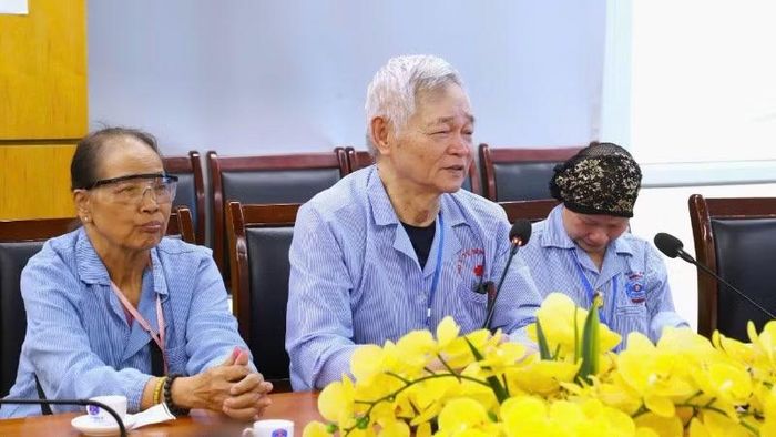 Các thương binh, bệnh binh chia sẻ tại buổi gặp mặt.