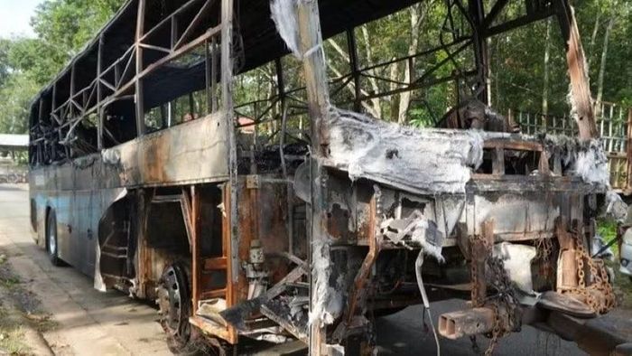 Vụ tai nạn đã khiến 7 người tử vong, phương tiện bị cháy chỉ còn trơ khung.