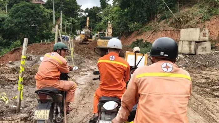 Sạt lở khiến nhiều tuyến đường tuần tra bị hư hỏng, cô lập.