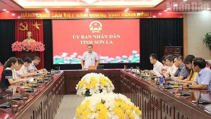 Đồng chí Nguyễn Đình Việt, Chủ tịch Ủy ban nhân dân tỉnh Sơn La chủ trì cuộc họp.