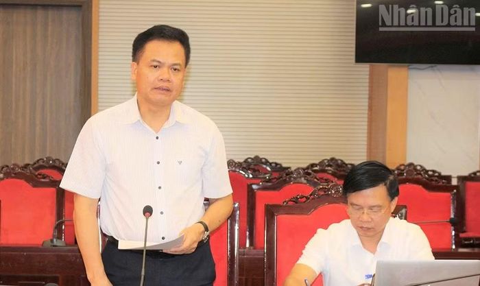 Đồng chí Đỗ Văn Trụ, Giám đốc Sở Nông nghiệp và Môi trường tỉnh Sơn La phát biểu tại cuộc họp.