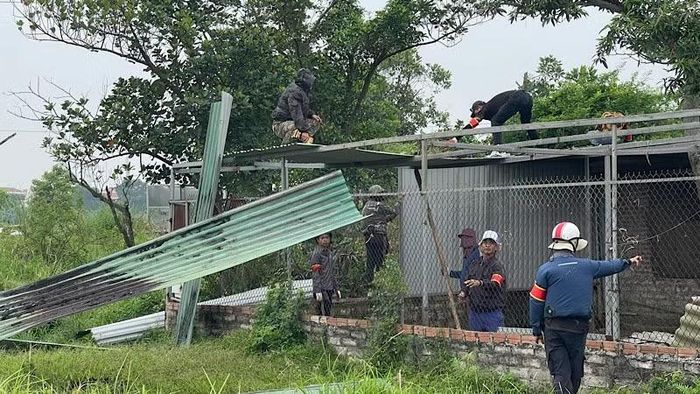 Xã Kẻ Sặt hỗ trợ người dân tháo dỡ công trình xây dựng trên đất nông nghiệp sau khi người dân tự nguyện bàn giao đất để thực hiện dự án.