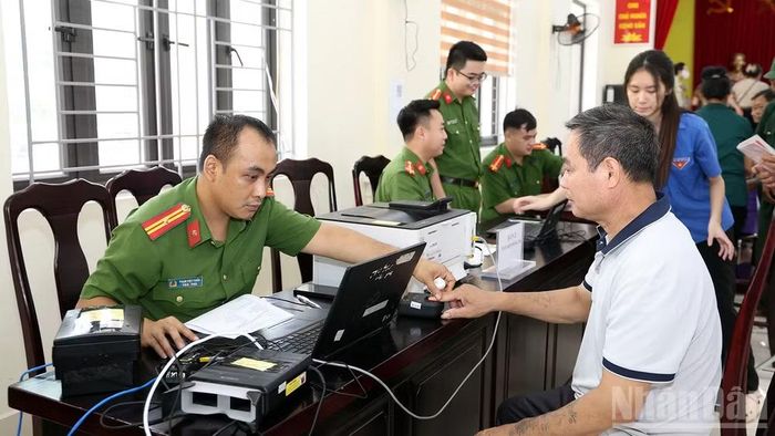 Xác nhận thông tin thân nhân liệt sĩ tại điểm lấy mẫu ADN Công an phường Minh Xuân.