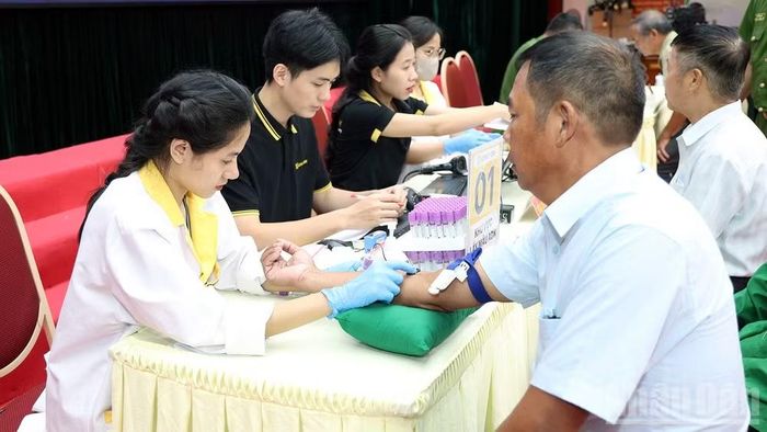 Lực lượng y tế thực hiện lấy mẫu ADN thân nhân liệt sĩ tại điểm thu mẫu Công an tỉnh Tuyên Quang.