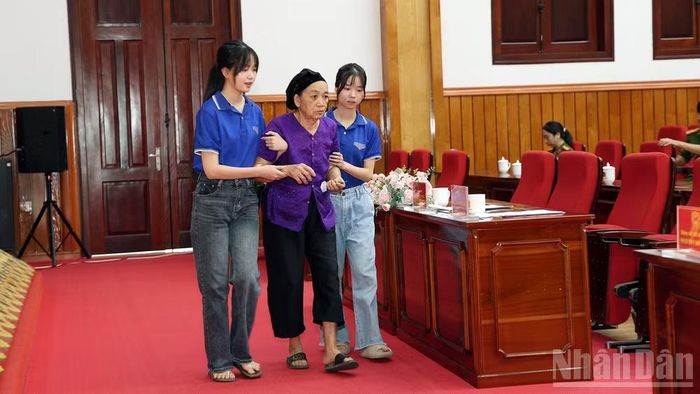 Lực lượng đoàn viên, thanh niên hỗ trợ thân nhân liệt sĩ đến lấy mẫu ADN.
