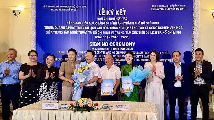 Hai bên chụp ảnh lưu niệm sau buổi ký kết. (Ảnh: Sở Du lịch)