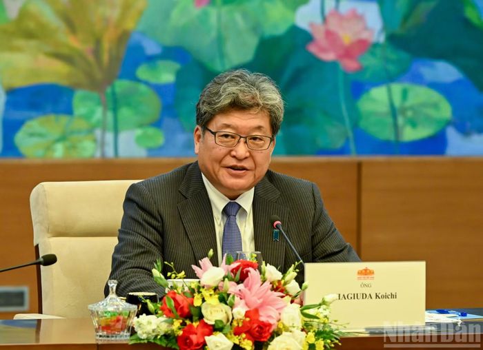 Quyền Tổng Thư ký Đảng Dân chủ Tự do Nhật Bản Hagiuda Koichi phát biểu tại cuộc tiếp. (Ảnh: DUY LINH)