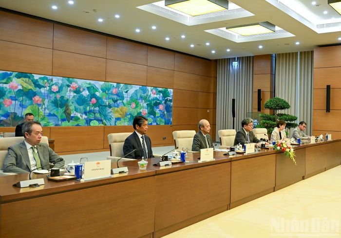 Quyền Tổng Thư ký Đảng Dân chủ Tự do Nhật Bản Hagiuda Koichi cùng Đoàn đại biểu cấp cao Đảng Dân chủ Tự do Nhật Bản dự cuộc tiếp. (Ảnh: DUY LINH)