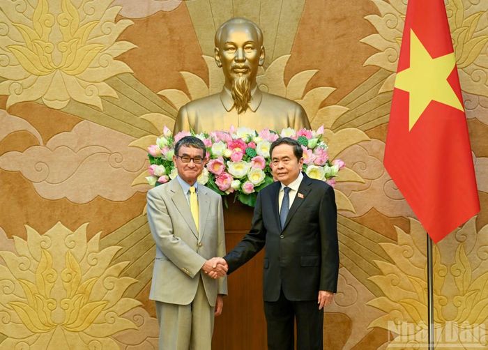 Chủ tịch Quốc hội Trần Thanh Mẫn với các thành viên Đoàn đại biểu cấp cao Đảng Dân chủ Tự do Nhật Bản. (Ảnh: DUY LINH)