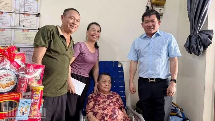 Phó Bí thư Tỉnh ủy An Giang, kiêm Bí thư Đảng ủy đặc khu Phú Quốc Đinh Văn Nơi (bìa phải) thăm, tặng quà gia đình chính sách trên địa bàn đặc khu Phú Quốc.