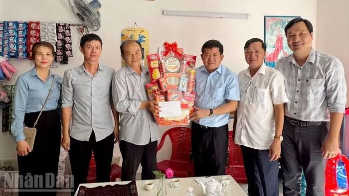 Phó Bí thư Tỉnh ủy An Giang, kiêm Bí thư Đảng ủy đặc khu Phú Quốc Đinh Văn Nơi (thứ ba, từ phải qua) thăm, tặng quà gia đình chính sách trên địa bàn đặc khu Phú Quốc.