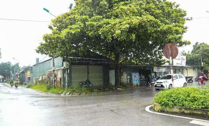 Một trong những góc thuộc nút giao giữa Quốc lộ 12 với đường Phạm Văn Đồng đang chờ giải phóng mặt bằng để thực hiện mở rộng.