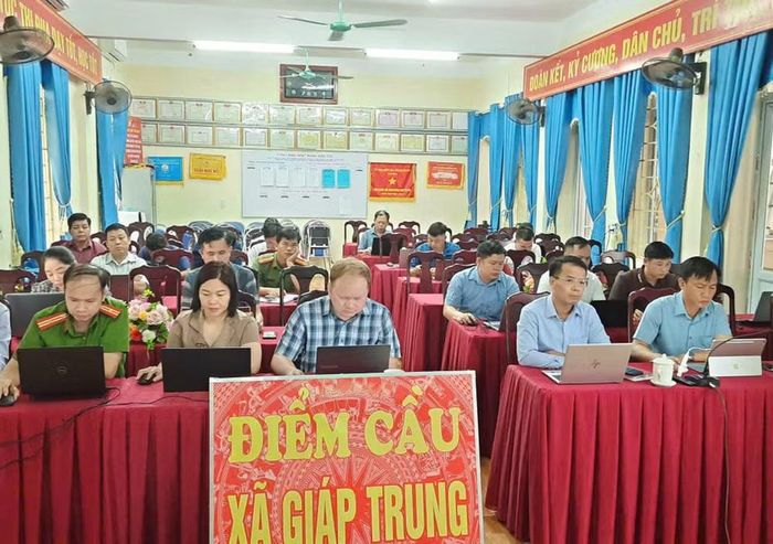 Các đại biểu dự hội nghị tại điểm cầu xã Giáp Trung.