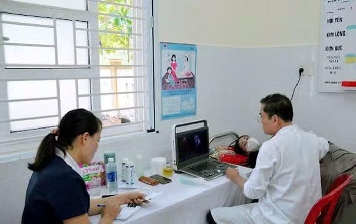 Thăm khám sức khỏe cho sản phụ tại tỉnh Quảng Trị.