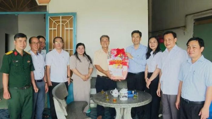 Lãnh đạo phường Chơn Thành thăm, tặng quà gia đình người có công với cách mạng nhân kỷ niệm 79 năm Ngày Thương binh-Liệt sĩ.
