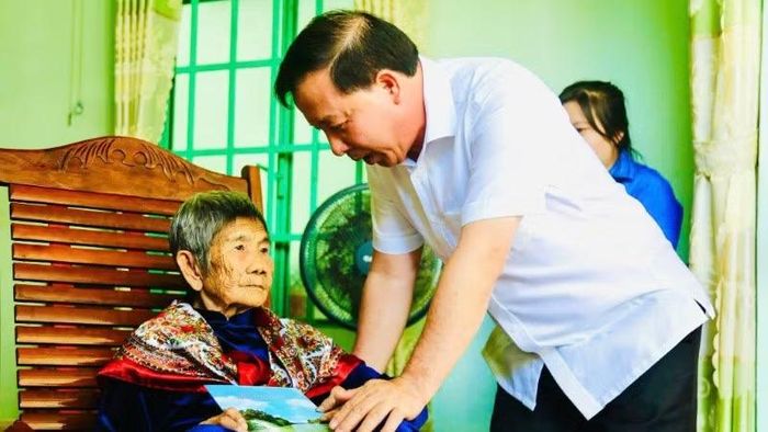 Đồng chí Nguyễn Văn Út, Phó Bí thư Thành ủy, Chủ tịch Ủy ban nhân thành phố Đồng Nai tặng quà Mẹ Việt Nam Anh hùng Hồ Thị Vàng.