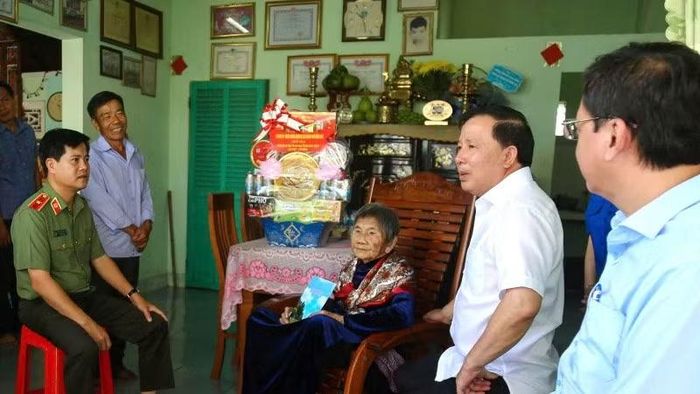 Đoàn lãnh đạo thành phố Đồng Nai thăm Mẹ Việt Nam Anh hùng Hồ Thị Vàng.