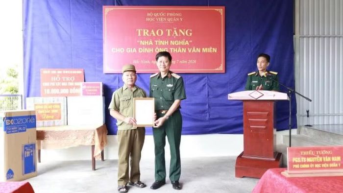 Thiếu tướng, Phó Giáo sư, Tiến sĩ Nguyễn Văn Nam, Phó Chính ủy Học viện Quân y trao Quyết định về việc hỗ trợ xây tặng “Nhà tình nghĩa” cho gia đình ông Thân Văn Miên.