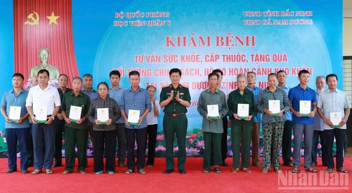 Học viện Quân y tặng quà các gia đình chính sách và gia đình có hoàn cảnh khó khăn xã Nam Dương, tỉnh Bắc Ninh.