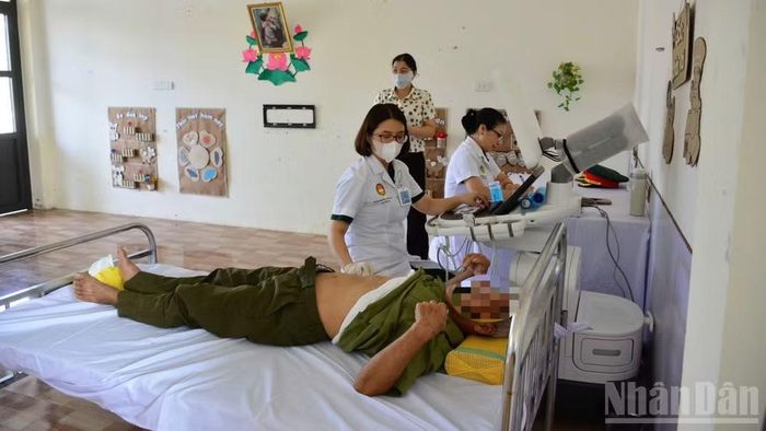 Các y, bác sĩ Học viện Quân y khám bệnh miễn phí, tư vấn sức khỏe cho người dân xã Nam Dương, tỉnh Bắc Ninh.