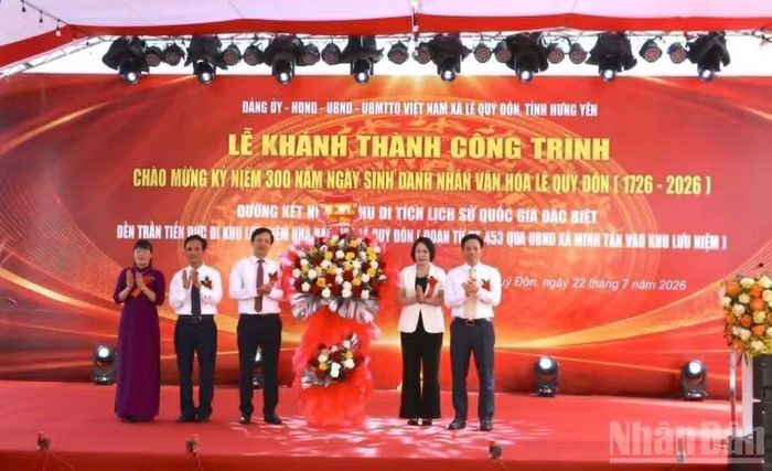 Lãnh đạo tỉnh tặng hoa chúc mừng.