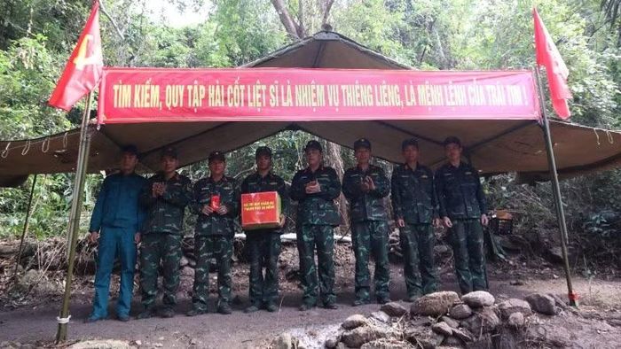 Bộ Chỉ huy Quân sự thành phố Đà Nẵng thăm, động viên Đội tìm kiếm, quy tập hài cốt liệt sĩ tại Hang Đá Sập.