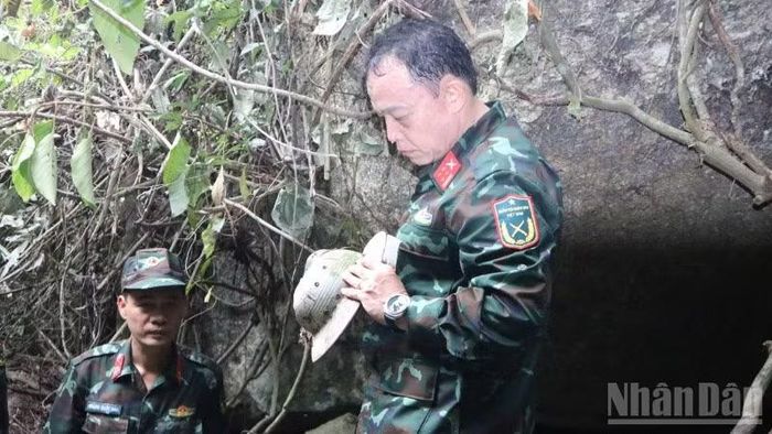 Mũ cối, di vật của liệt sĩ được tìm thấy tại Hang Đá Sập
