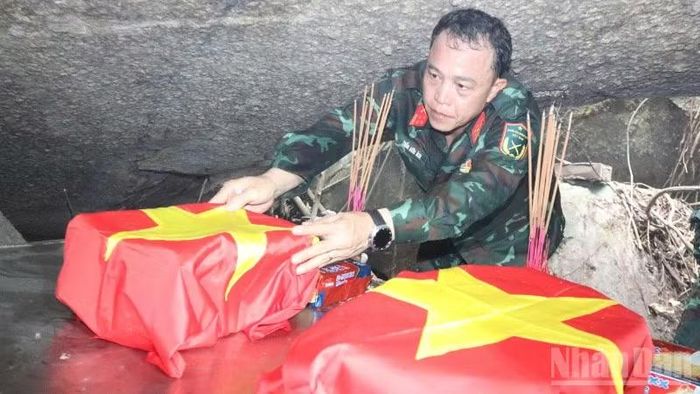 Đồng chí Đại tá Trần Hữu Ích, Ủy viên Ban Thường vụ Thành ủy, Chỉ huy trưởng Bộ Chỉ huy Quân sự thành phố Đà Nẵng trực tiếp kiểm tra công tác tìm kiếm hài cốt tại Hang Đá Sập.